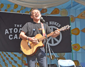 フジロックに玉城デニー沖縄県知事が出演　ギターでボブ・ディラン演奏も　「沖縄」をテーマにトーク