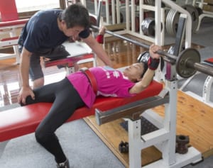 89歳ベンチプレス選手「トイレで立てなくなり、競技を始めた」