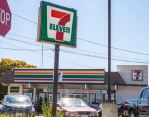 米セブン-イレブン“7.11ベイビー”に7111ドルをプレゼント