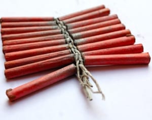 寝ている少女のベッドの下に爆竹…米でホームレスが逮捕