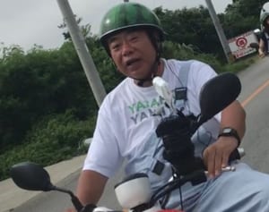 出川哲朗「充電旅」格安でも大物続々の訳 30万円で中居出演