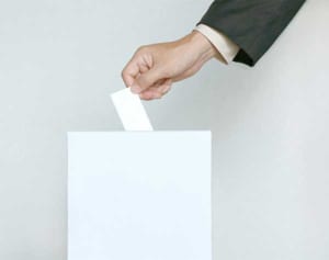 「若者よ選挙に行くな」動画が物議…「悪質な煽動」と批判も