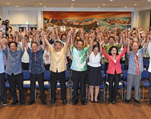 辺野古反対の高良氏が初当選　安里氏に6万票差