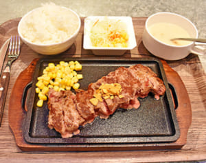 1000円ステーキ激戦区の沖縄！老舗の意地で勝負　伝統のクリームスープがカギに　ステーキハウス88ジュニア