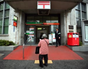 かんぽ不正契約問題 被害者が語る“郵便局員の押し売り実態”