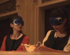 ディズニーランドホテル「目隠しして『アナ雪』料理」を楽しむ