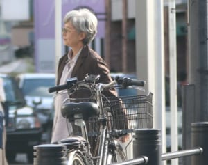 田中裕子もグレーヘアに！夫・沢田研二とおそろい電車デート