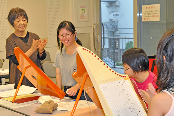 バリアフリーの弦楽器 ヘルマンハープが沖縄県内でじわり広がる 18日に演奏会 女性自身