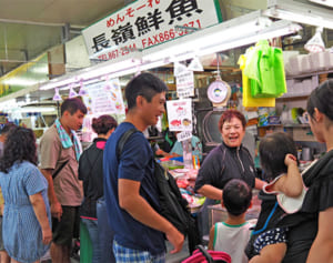 仮設公設市場1カ月、店舗で明暗　 国内客減、海外は変わらず
