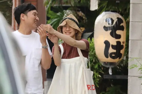 画像・写真13枚目】蒼井優 山里との節約新婚生活、エコバッグ手にカー