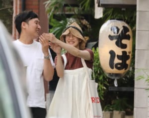 蒼井優 山里との節約新婚生活、エコバッグ手にカーシェア移動