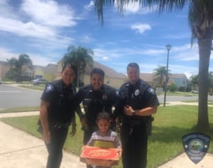 「ピザをお願い」と警察に電話　3歳児がもらったものとは