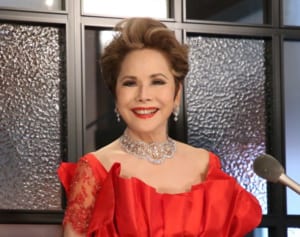 デヴィ夫人、ファンに支持される“美貌”と“バイタリティー”が話題に