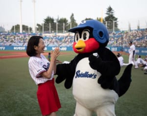 羽田美智子 9番背負って始球式！オファー実現にあった意外な縁