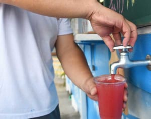 蛇口をひねると水ではなく…スイカジュース！　沖縄今帰仁村の「橋の駅」「SNS映え」で話題