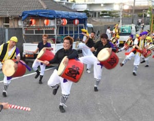 3年ぶりエイサー道ジュネー　沖縄市登川