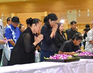 “魂の政治家”に絶えぬ献花、900人参列　翁長前知事しのぶ会