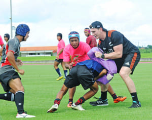 オールブラックス来た！　7人制ラグビーNZ代表　 五輪合宿地の読谷で教室