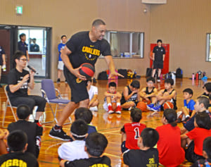 世界の技、間近で学ぶ　NBAコーチが小中学生180人指導