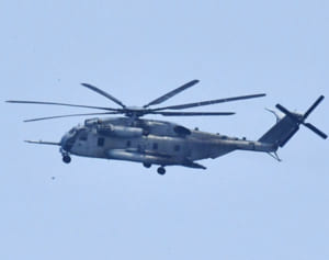 米軍ヘリから窓が落下　沖縄本島の東海上に　普天間所属のCH53