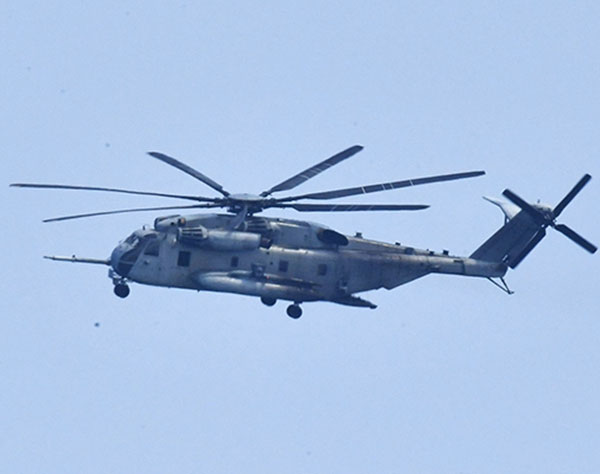 米軍ヘリから窓が落下　沖縄本島の東海上に　普天間所属のCH53