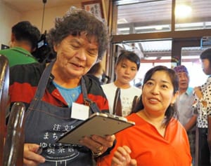 注文間違いも　温かく見守り　認知症の人働く「喫茶店」