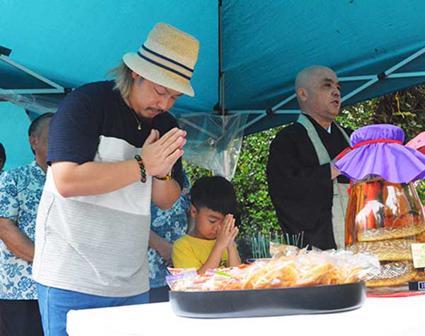 ハブに感謝　沖縄のテーマパークで毎年開かれている「ハブ供養祭」って？