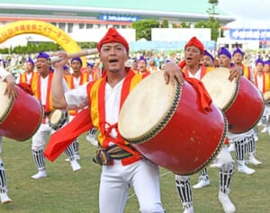 多彩な演舞　35万人が満喫　全島エイサーが閉幕