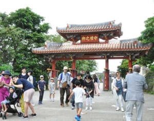 渋滞や騒音、ゴミの増加…外国人観光客増で観光公害　沖縄県と11市町村が「起きている」と回答