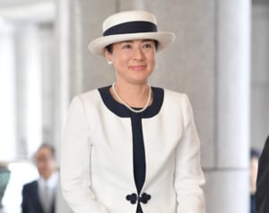 雅子さま 令和ファッションの法則、ビビッドから淡い色合いに