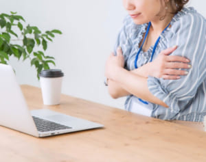 “クーラー病”に悩む人が試したい「鎖骨つまみ」の効果とは