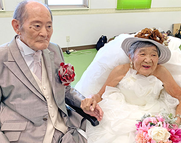 「やっとだね」　69年経て念願の花嫁姿に　トミさん、勇吉さん夫妻　純白のドレスに喜び　親の反対で式挙げられず