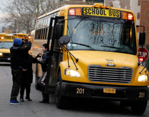 10歳と11歳の白人少女が憎悪犯罪で起訴される、NY知事も激怒