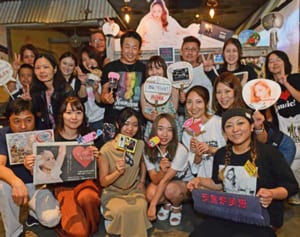 安室ちゃん愛 終わらない　引退から1年、ファン集う　浦添「あがり家＋」