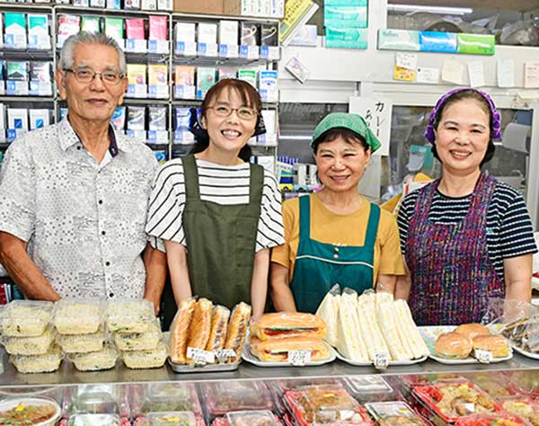 コンビニがない時代から24時間営業続ける沖縄市の人気ストアー　常連たちに愛される手作り弁当とアットホームな店内