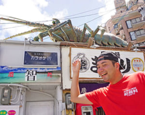 12メートルの巨大エビが歓楽街に出現!?　記念撮影のスポットに　オーナーは厄よけ期待