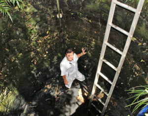 井戸水を全部抜いてみたら…井戸底に回遊性ヌマエビ発見！　昔は海とつながっていた？