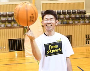 バスケいつでも楽しんで　専門店の男性、週末に公共体育館で「プレーの場」提供　SNSで申し込み、誰でも参加可