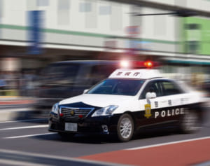 制限される高齢者の預金引き出し、警察に「全件通報」地域も