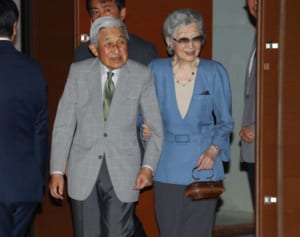 美智子さまのバッグが個性的！ピアノ柄にタイの手工業品も