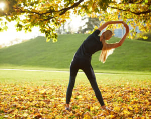 「猫背矯正マイスター」が伝授、曲がらない背骨作る体操