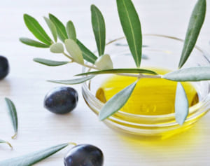 オイルで口ゆすぐ「オイルプリング」に期待できる健康効果