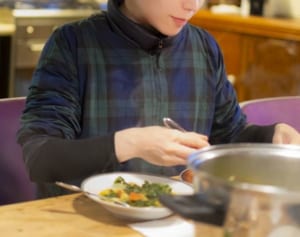 少量の食事でも満腹感を得たい人のための「呼吸の意識法」