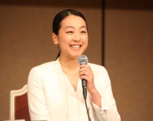 浅田真央 秒速4発パンチ生む練習現場…グローブはボロボロに