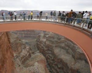 グランドキャニオンの展望橋から飛び降り　観光客の悲鳴響く