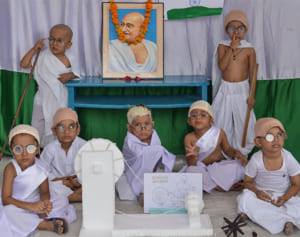 ガンジー生誕150年記念日に遺灰盗まれる 肖像に「裏切り者」とも