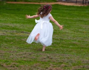 子ども用花嫁衣装は不適切？　オーストラリアで署名合戦