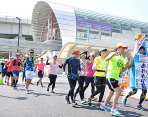 「撮り鉄」ならぬ「走り鉄」？沖縄のモノレール新たな楽しみ