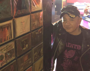 沖縄インディーズの歴史がここに！　自主制作CD300枚を展示