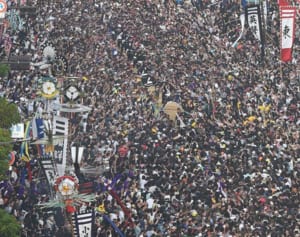 初の綱切れで引き分け　ギネスに認定された那覇大綱挽に27万人【動画付き】